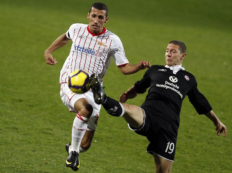 Der Berliner Karim Benyamina (l.) im Duell mit dem Kaiserslauterner Jiri Bilek.