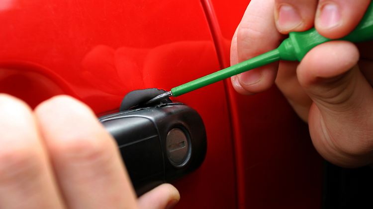 Beim Eindringen in ein Auto entstehen meist erhebliche Schäden.