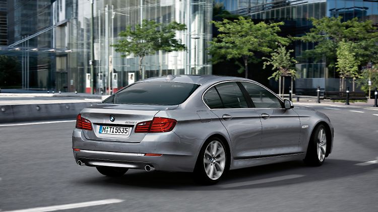 Hinten ist die Limousine der Oberklasse rundlicher geworden.