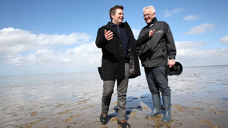 Der Spitzenkandidat der Kieler Grünen, Habeck (l), erhält Wahlkampfhilfe vom baden-württembergischen Ministerpräsidenten Kretschmann im Westerhever Wattenmeer.