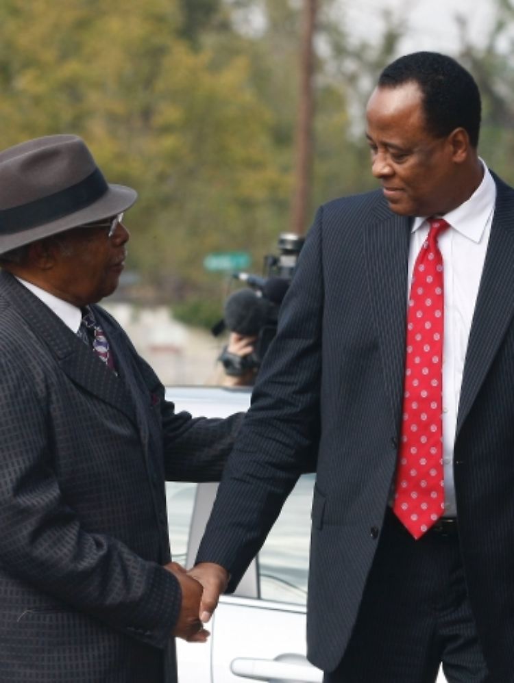 Reverend F.N. Williams begrüßt Dr. Conrad Murray an seinem ersten Arbeitstag in der Armstrong Mediacal Clinic.
