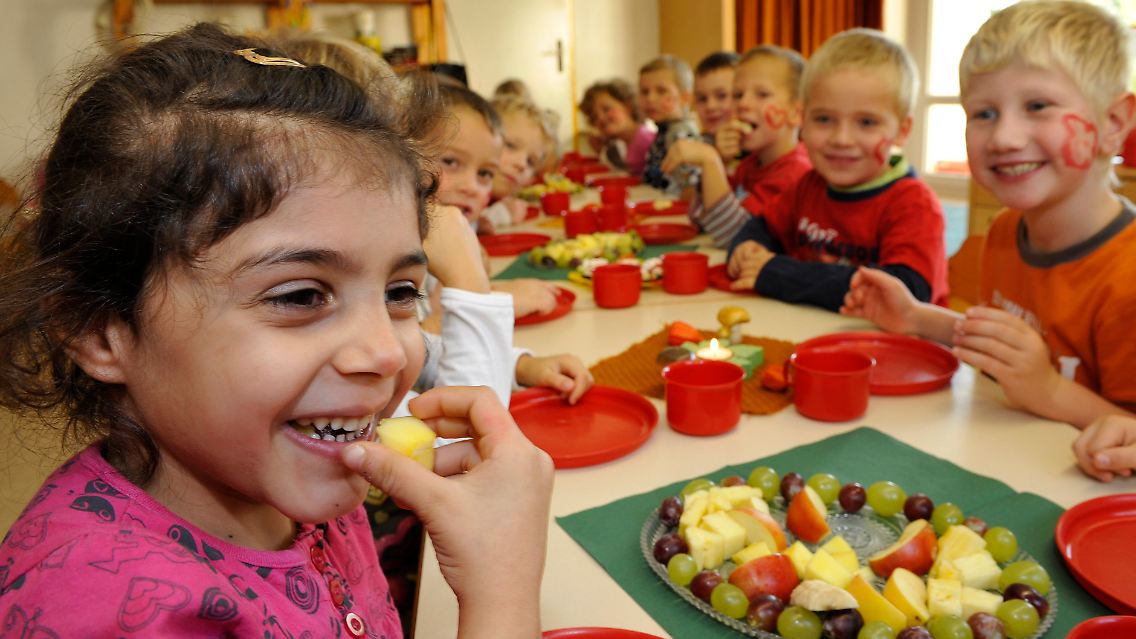 Gemeinsames Frühstück in Grimma (Sachsen) im Kindergarten "Regenbogen" mit Obst und Vollkornprodukten.