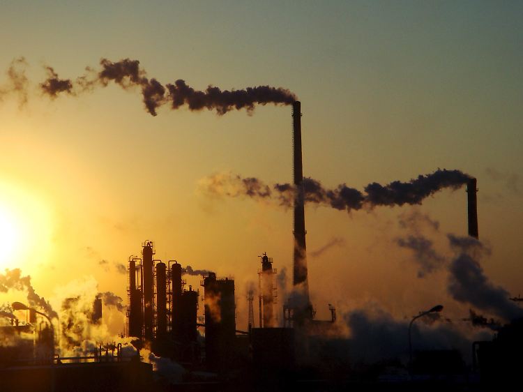 Rauch über einer Chemiefabrik in Nordchina. Umweltschützer verlangen ein striktes CO2-Budget für die ganze Welt.