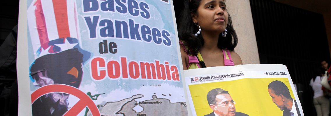 Die Beziehungen zwischen Venezuela und Kolumbien sind wegen eines Plans zum Ausbau der US-Militärpräsenz in Kolumbien angespannt.