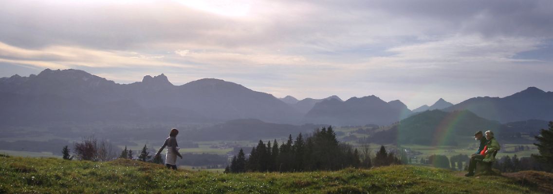 Trotz der milden Temperaturen sind mehr als 30 Alpenpässe gesperrt. (Panorama der Allgäuer Alpen bei Seeg, Schwaben)