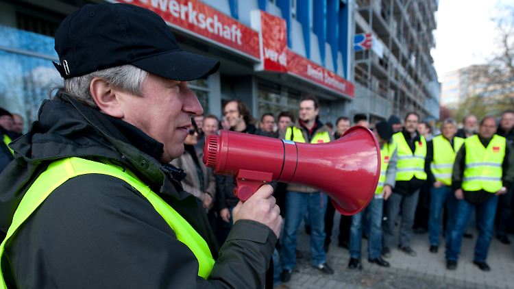 Streikende Telekom-Mitarbeiter in Dortmund.