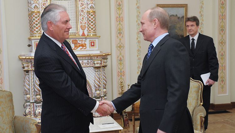 Exxon-Chef Rex Tillerson (li.) bei der Unterzeichnung des Abkommens Rosneft mit Russlands Premierminister Wladimir Putin.