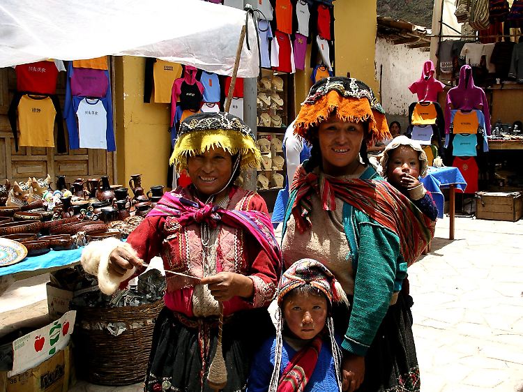 Einen Eindruck vom Leben der Menschen in Peru bekommt man zum Beispiel auf dem Markt der Stadt Pisac.