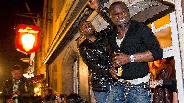 Party können sie auch: Die Spieler des Fußball-Zweitligisten SpVgg Greuther Fürth, Olivier Occean und Gerald Asamoah, feiern in der Fürther Innenstadt mit den Fans den Aufstieg.