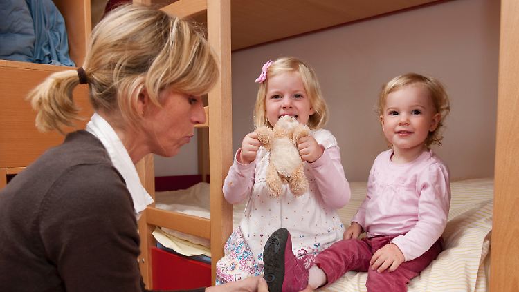 Und ab ins Bett: In Familienzimmern übernachten Eltern und Kinder in der Jugendherberge gemeinsam.