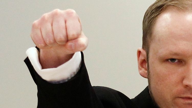 Immer wieder missachtet Breivik mit dieser Geste das Gericht. Verbieten kann man es ihm nicht, weil es ein Phantasie-Gruß ist.