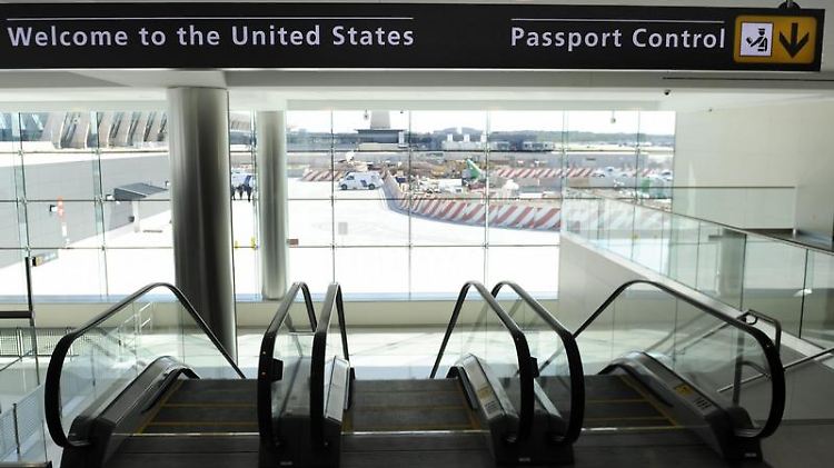 Maschinen statt Menschen: In einem Test werden am Flughafen Washington-Dulles die Dokumente der Reisenden mithilfe einer Technologie überprüft.