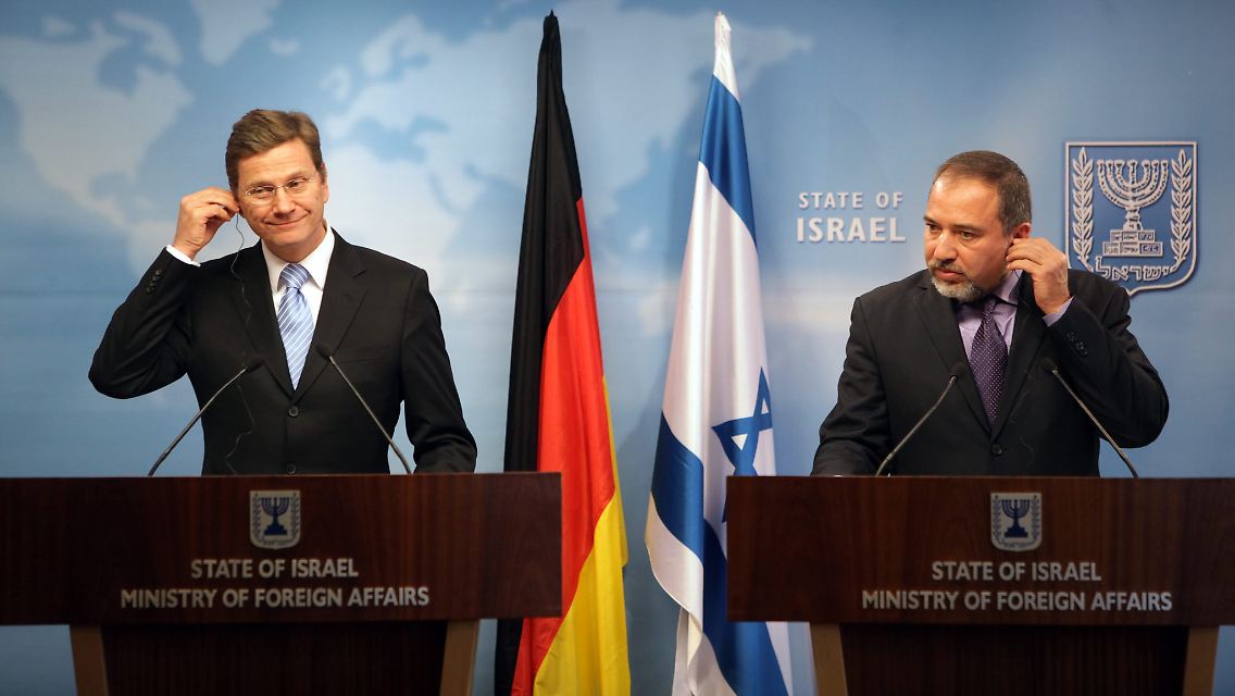 Man versteht sich: Westerwelle und Liebermann setzten sich Kopfhörer für die Übersetzungen in ihre Ohren.