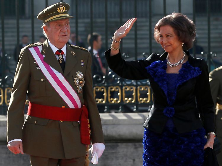Sind Monarchien noch zeitgemäß? Sofia zusammen mit Juan Carlos, den ein Unfall bei der Elefantenjagd derzeit ans Klinikbett fesselt.