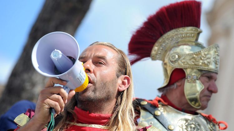 Demonstration gegen Sparkurs in Rom: Trotz aller Bemühungen wird Italien seine Haushaltsziele nicht wie geplant erreichen.