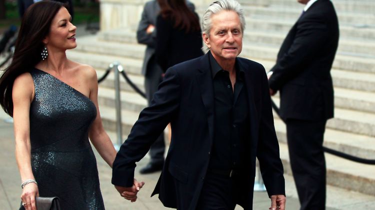 Catherine Zeta Jones und Michael Douglas eilen ins ....