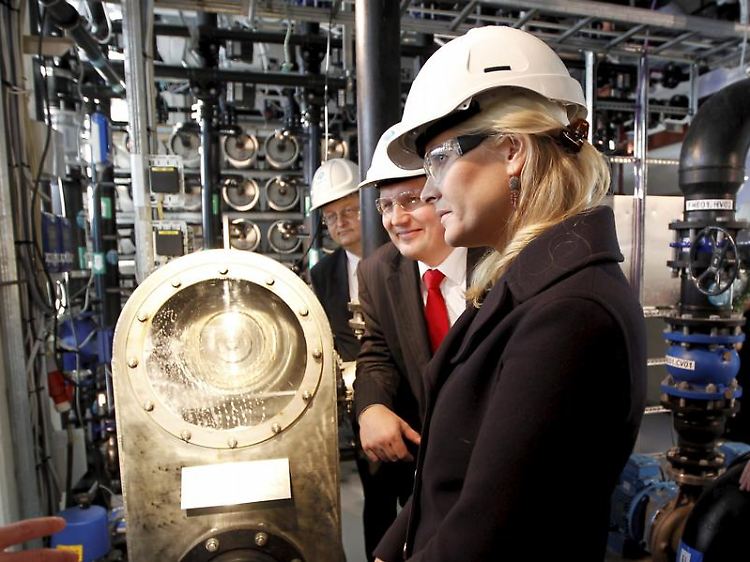 Mette-Marit (hier bei der Eröffnung eines Osmose-Kraftwerks in Tofte am 24. November 2009) liegt in Ostdeutschland aber vor ihr.