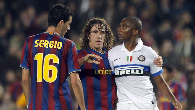 Barcelonas Verteidiger Carles Puyol schlichtet Streit.