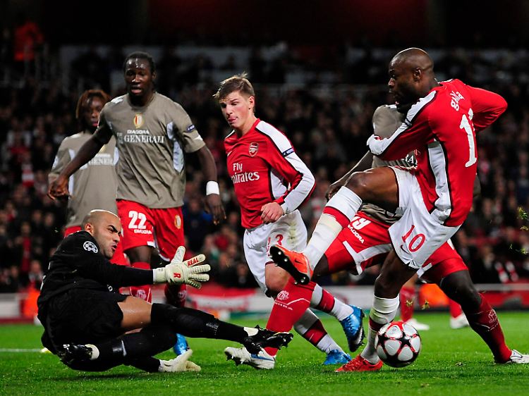 Beim Spiel Standard Lüttich gegen Arsenal London war der Ball teilweise hart umkämpft.
