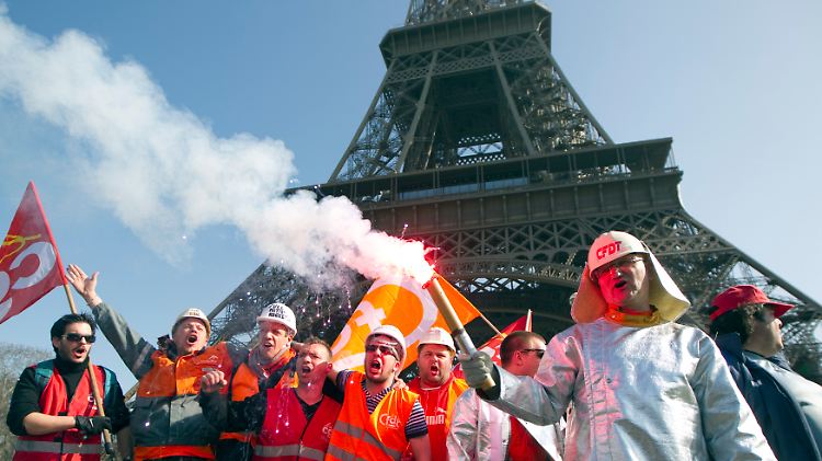 Protest von ArcelorMittal-Arbeitern vor dem Pariser Eiffelturm: Sinnbild für den Niedergang der französischen Industrie.