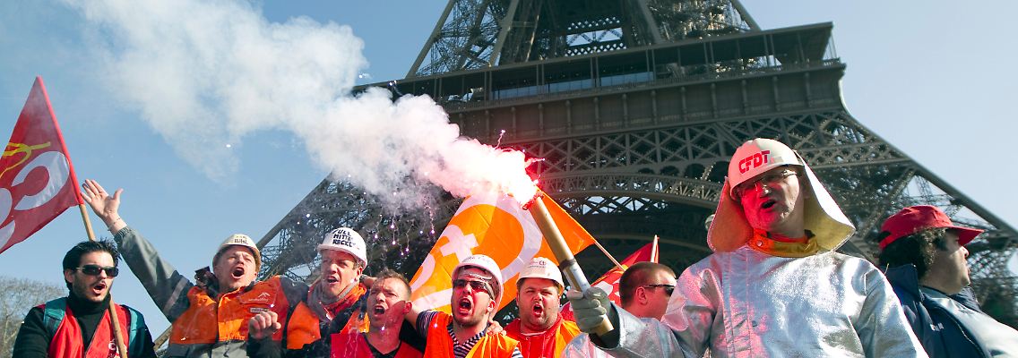 Protest von ArcelorMittal-Arbeitern vor dem Pariser Eiffelturm: Sinnbild für den Niedergang der französischen Industrie.