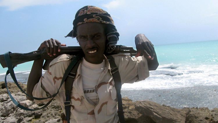 Ein somalischer Soldat steht vor der Küste von Hobyo in Somalia Wache. 