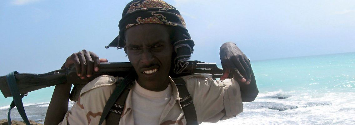 Ein somalischer Soldat steht vor der Küste von Hobyo in Somalia Wache.