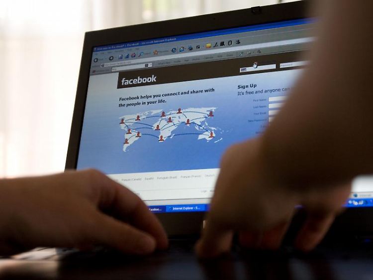 Bei Online-Netzwerken wie Facebook können Nutzer eigene Profile anlegen und miteinander kommunizieren.