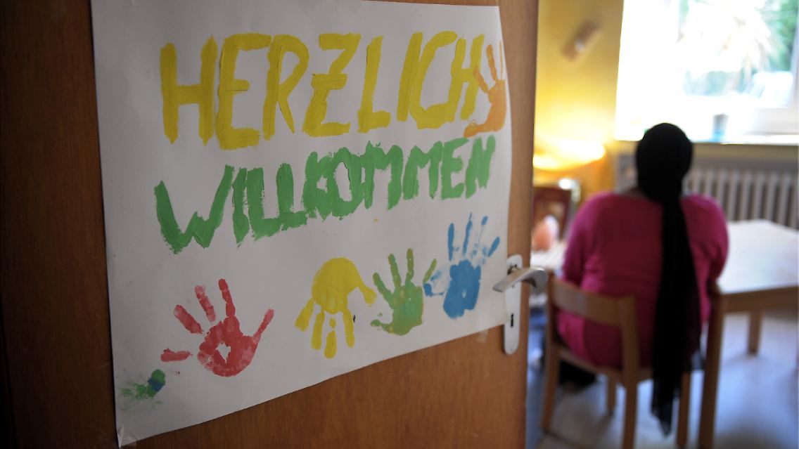 Eine junge Frau aus Nigeria im internationalen Frauenhaus in Düsseldorf.