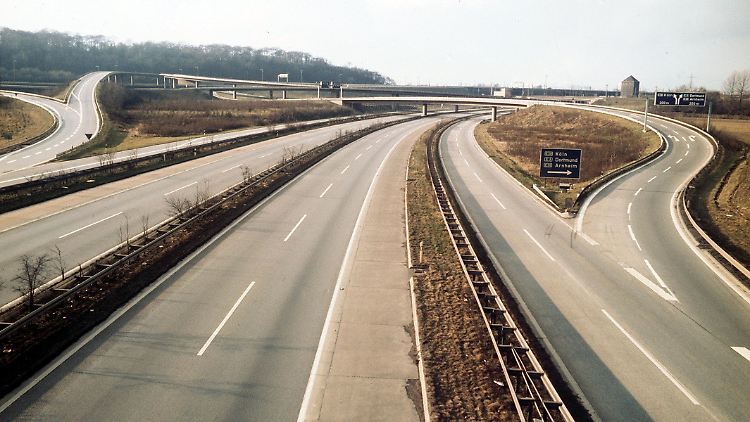 Gähnende Leere auf den Autobahnen: 1973 galt erstmals ein bundesweites Fahrverbot.
