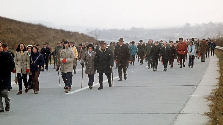 Am 9. Dezember 1973, dem dritten Sonntag mit Fahrverbot, wandert der Schwäbische Albverein über ein neues Autobahn-Teilstück der Strecke Weinsberg-Möckmühl.