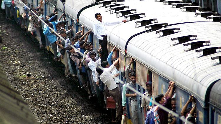 Dass es bei Indiens Bahn immer wieder tödliche Unfälle gibt, verwundert angesichts solche Bilder nicht.