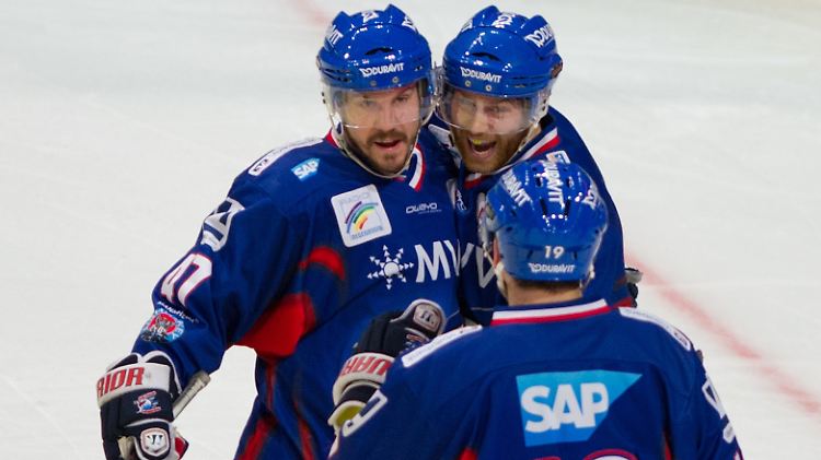 Christoph Ullmann, Adam Mitchell und Kenneth Magowan (v.l.) bejubeln das 1:0.