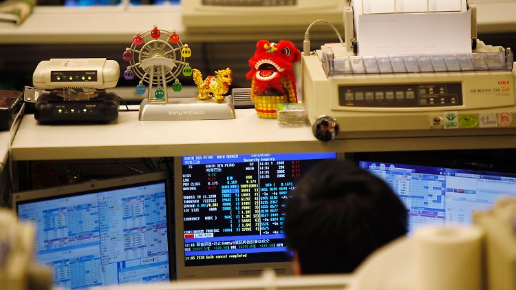 Kleine Stimmungsaufheller am Arbeitsplatz: Auch in Hongkong können Händler nicht den ganzen Tag nur stur auf Zahlen starren.