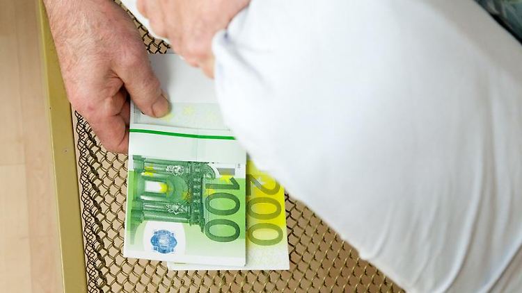 Nicht nur unter der Matratze wird das Ersparte schnell vergessen, auch auf dem Konto: Demenzpatienten sollten für ihre Bankgeschäfte rechtzeitig eine Vollmacht ausstellen.  