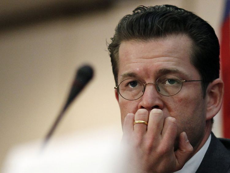 Sorgenvolle Blicke bei Verteidigungsminister zu Guttenberg.
