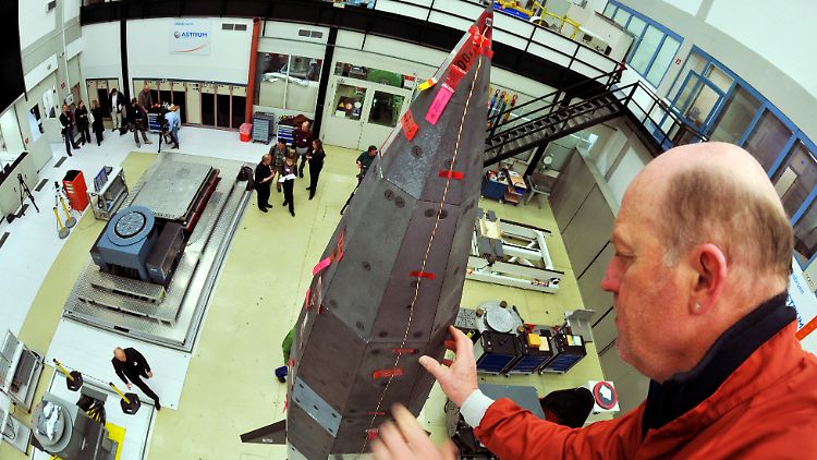 Ein Techniker bringt Messkabel am Raumfahrzeug "Shefex II" an.