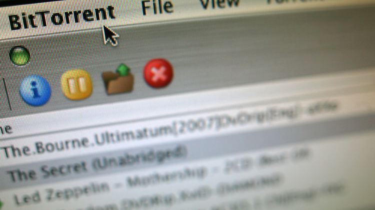 Wer bei P2P-Filehostern wie BitTorrent urheberrechtlich geschützte Inhalte tauscht, weiß in aller Regel, dass das illegal ist.