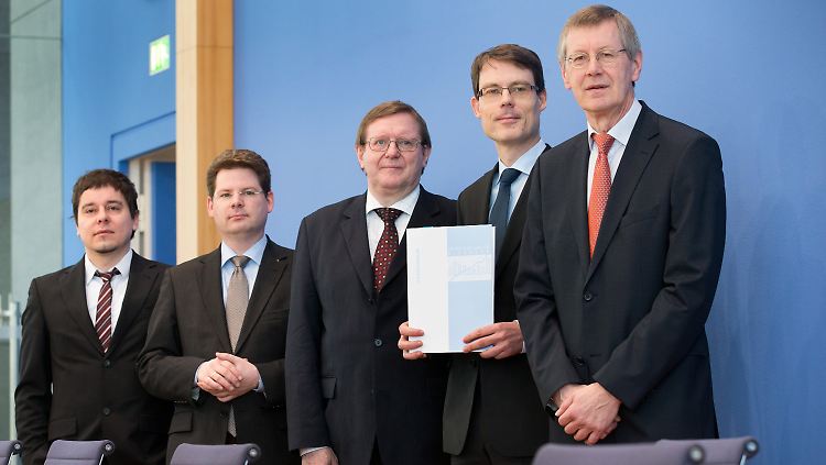 Gebündelter Sachverstand: Die Gutachter sind bereit zur Übergabe.