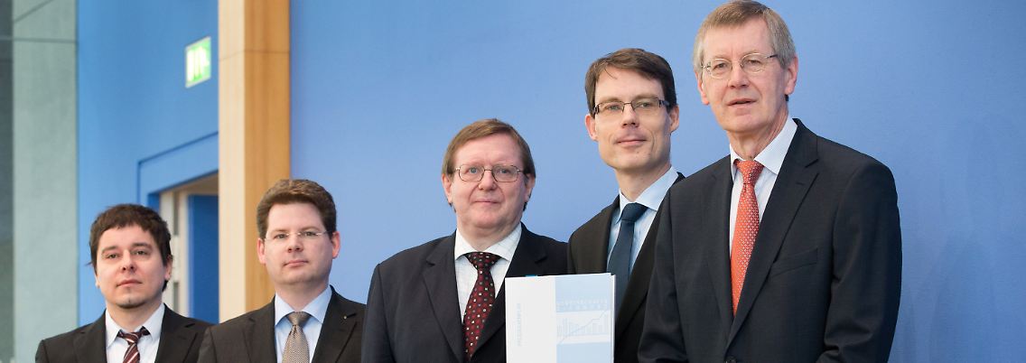 Gebündelter Sachverstand: Die Gutachter sind bereit zur Übergabe.