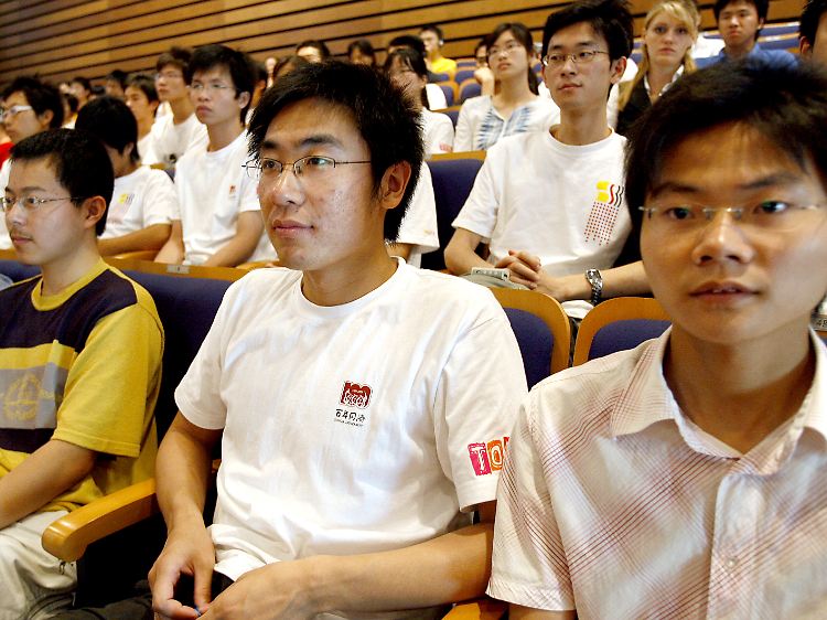Gebannt lauschen Studenten der Tongji-Universität in Shanghai einer Rede des damaligen Bundespräsidenten Horst Köhler. Trotzdem gelingt es Deutschlan noch nicht, genug von ihnen anzulocken.