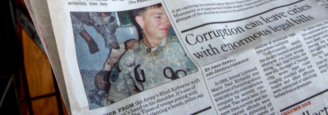 Gegen die Bitte des Verteidigungsministers veröffentlichte die "Los Angeles Times" Bilder der Leichenschändungen.
