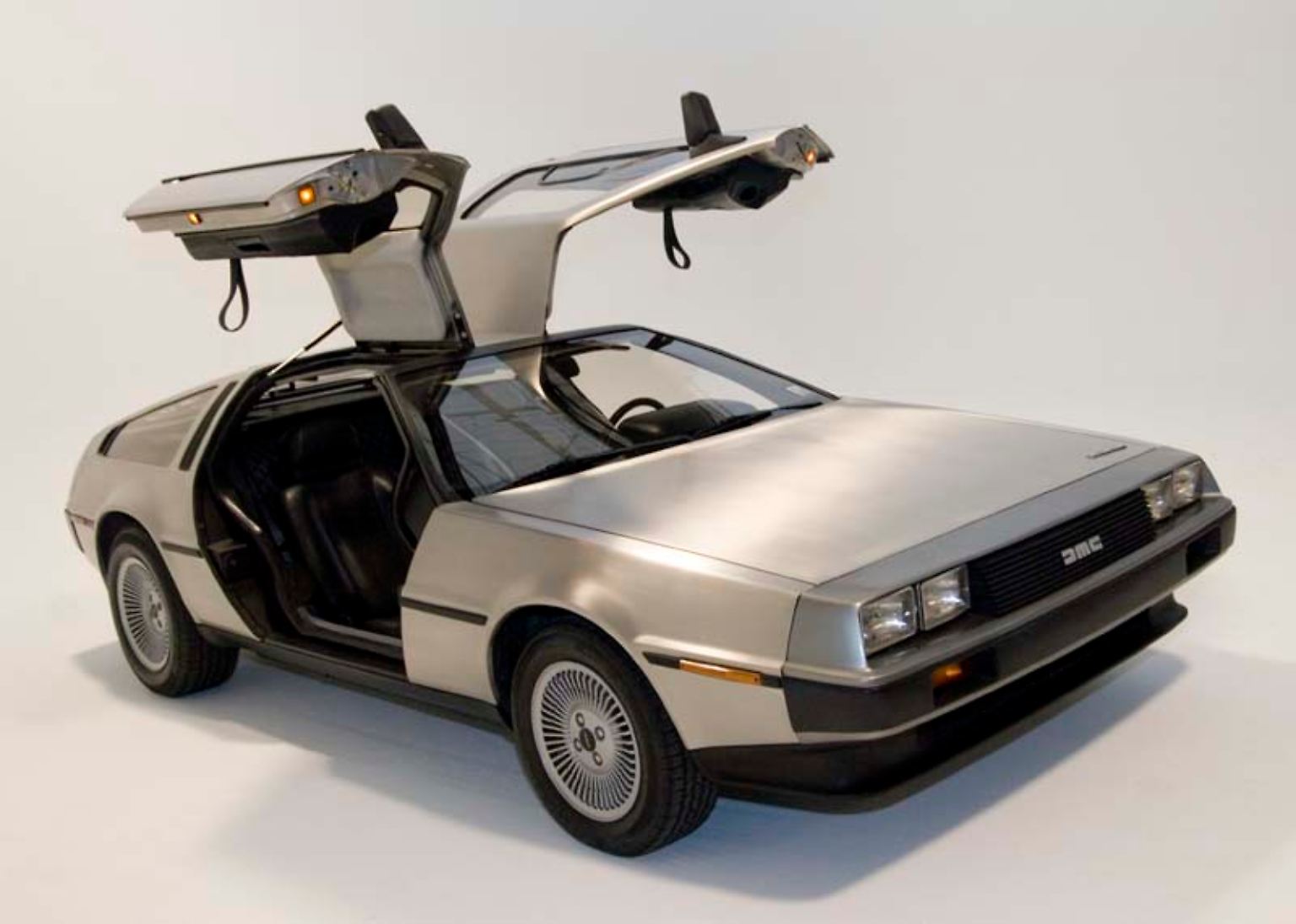 Willkommen zum dritten und letzten Teil unserer Serie über die 50 wichtigsten Autos aller Zeiten. Wir beginnen mit dem DMC-12. John Z. DeLorean war in den 60er-Jahren als Entwicklungschef bei Pontiac und brachte die Marke mit seinem Erfindergeist technisch weit nach vorne. Zwischenzeitlich wurde er gar als kommender Präsident von GM gehandelt. Letzlich schaffte er es aber nicht an die Spitze und reichte die Kündigung ein, um seinen Traum zu verwirklichen.