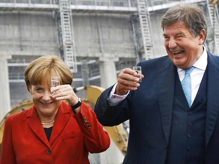 Ein Bild aus glücklicheren Tagen: Großmann mit Bundeskanzlerin Angela Merkel bei der Grundsteinlegung für ein neues Steinkohlekraftwerk von RWE im Sommer 2008.