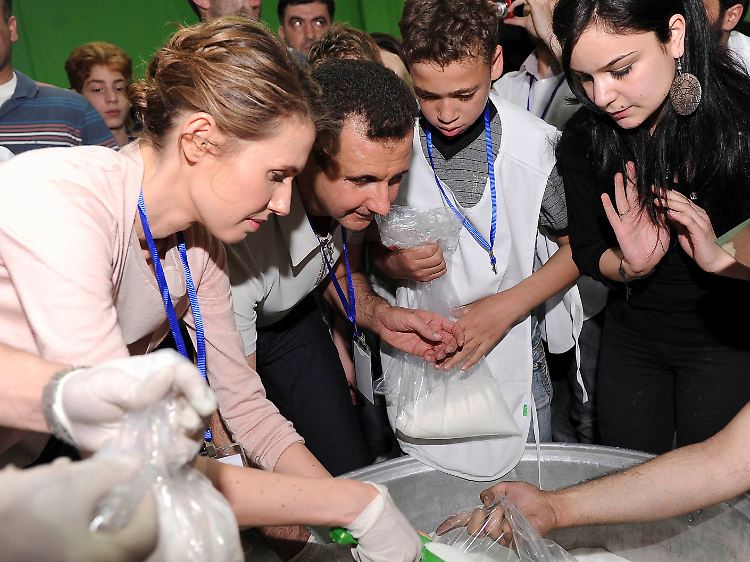 Inszenierte Hilfsmaßnahme: Präsident Assad und seine Frau verteilen Lebensmittel in einem Stadion Damaskus.