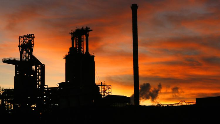 Hinter zwei Hochöfen von ThyssenKrupp geht im Duisburger Stadtteil Marxloh die Sonne unter.