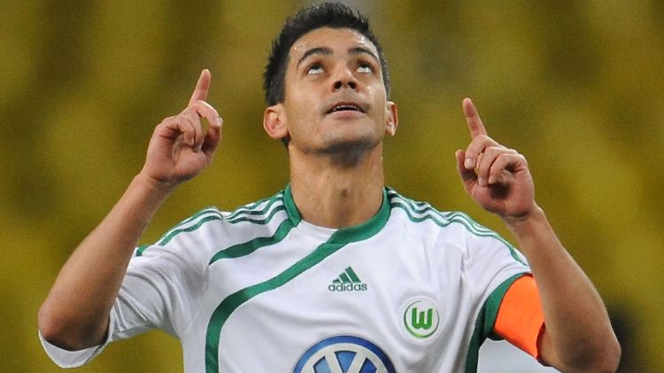 Dank nach ganz oben:  Der Wolfsburger Josue bejubelt das 1:0. Doch lange geholfen hat es nicht.