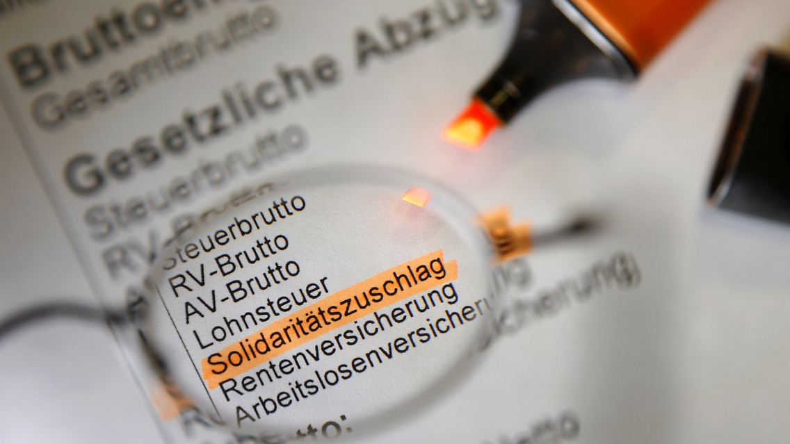 Der Zuschlag spülte bisher gut 185 Milliarden Euro in die Staatskassen.