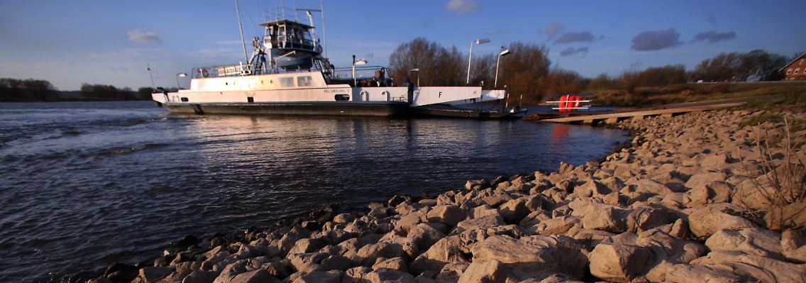 Etliche Fähren queren die Elbe. Zwischen Finkenwerder und Neumühlen schlug die PKK zu.