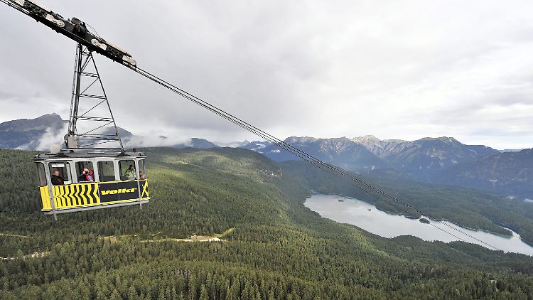 Die Zugspitz-Seilbahn fährt vor der Kulisse des Eibsees auf die Zugspitze bei Garmisch-Partenkirchen.